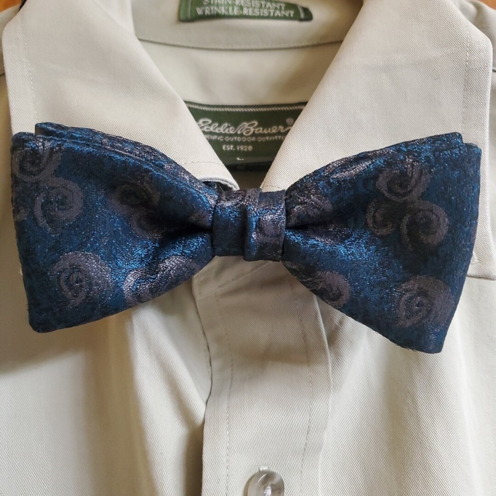 Mel Howard Bow Tie Mens OS Blue Silver Excellent Metallic Swirl Pre-Tied USA